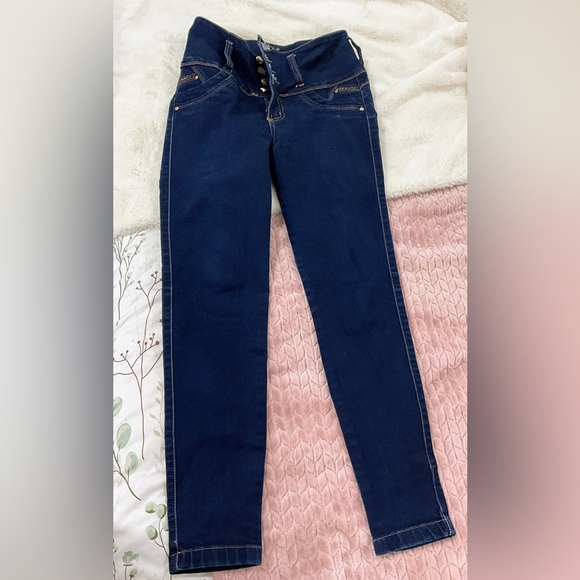 Amazing high rise jeans with four buttons support for great fitting - Picture 3 of 3